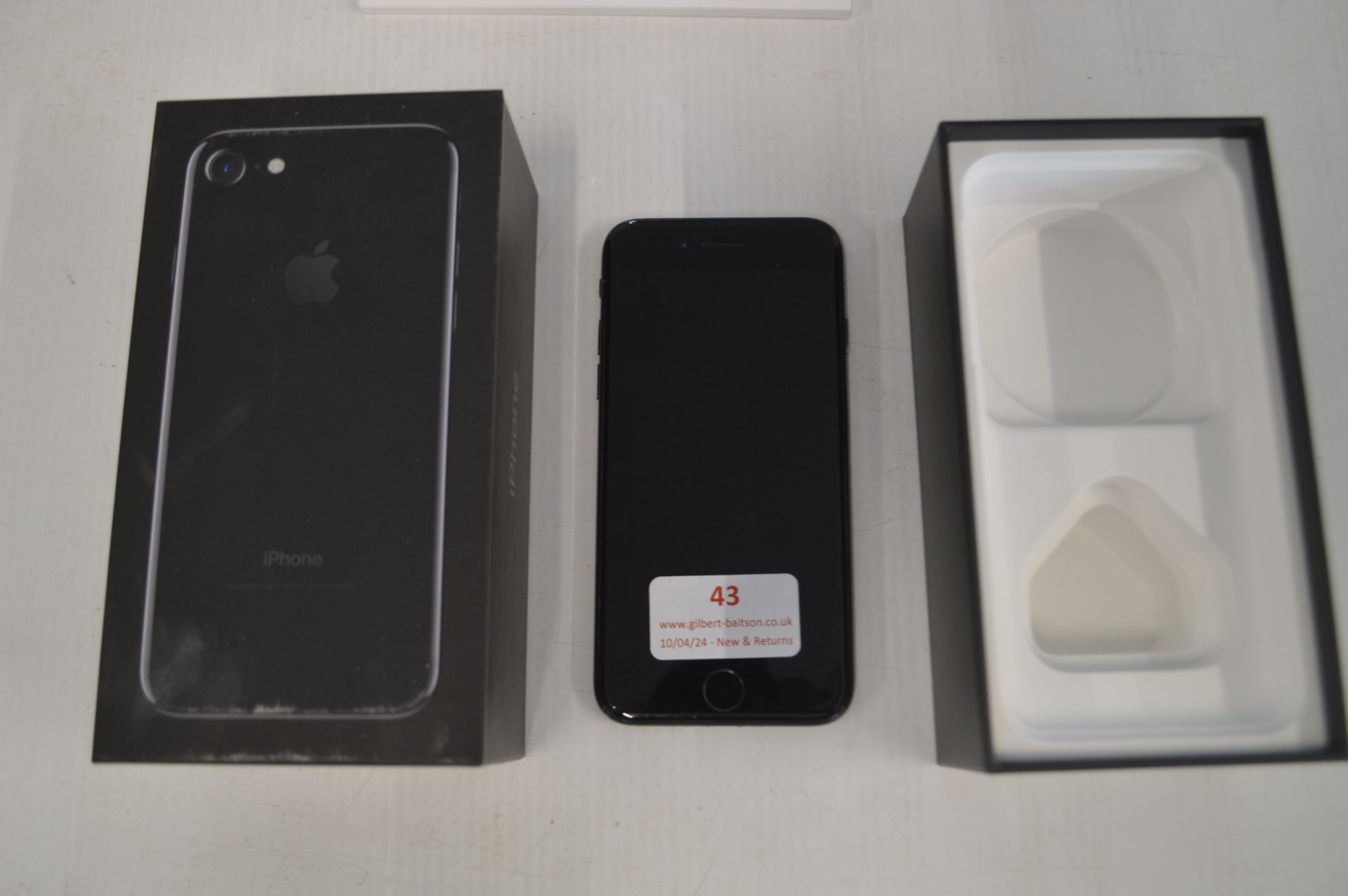 iPhone 7 in Black (no cables) - Image 2 of 3