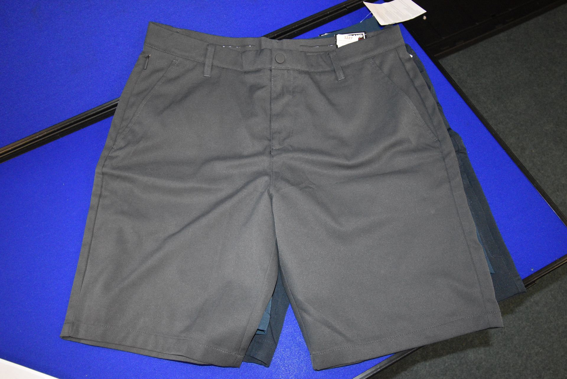 *Kirkland Signature Gent’s Shorts in Grey Size: 38