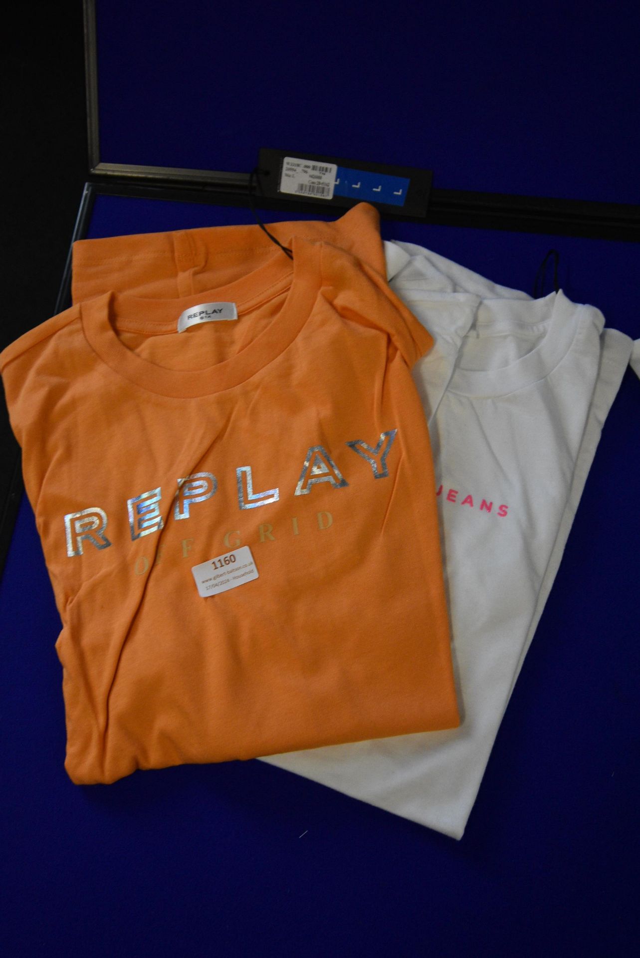 *Two Replay T-Shirts Size: L (1x orange, 1x white)