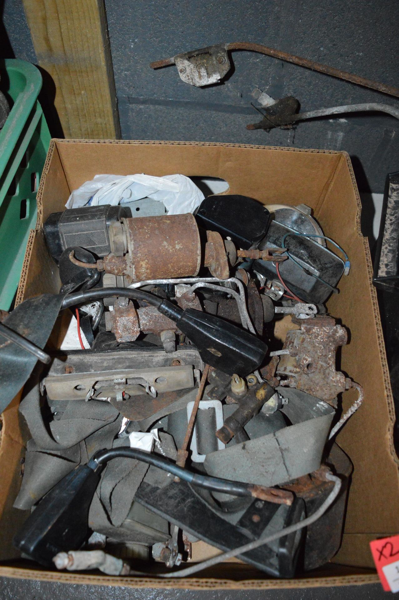 Two Boxes Containing Brake Cylinders, Mini Reservoirs, and a Mini Wiper Motor - Bild 2 aus 3