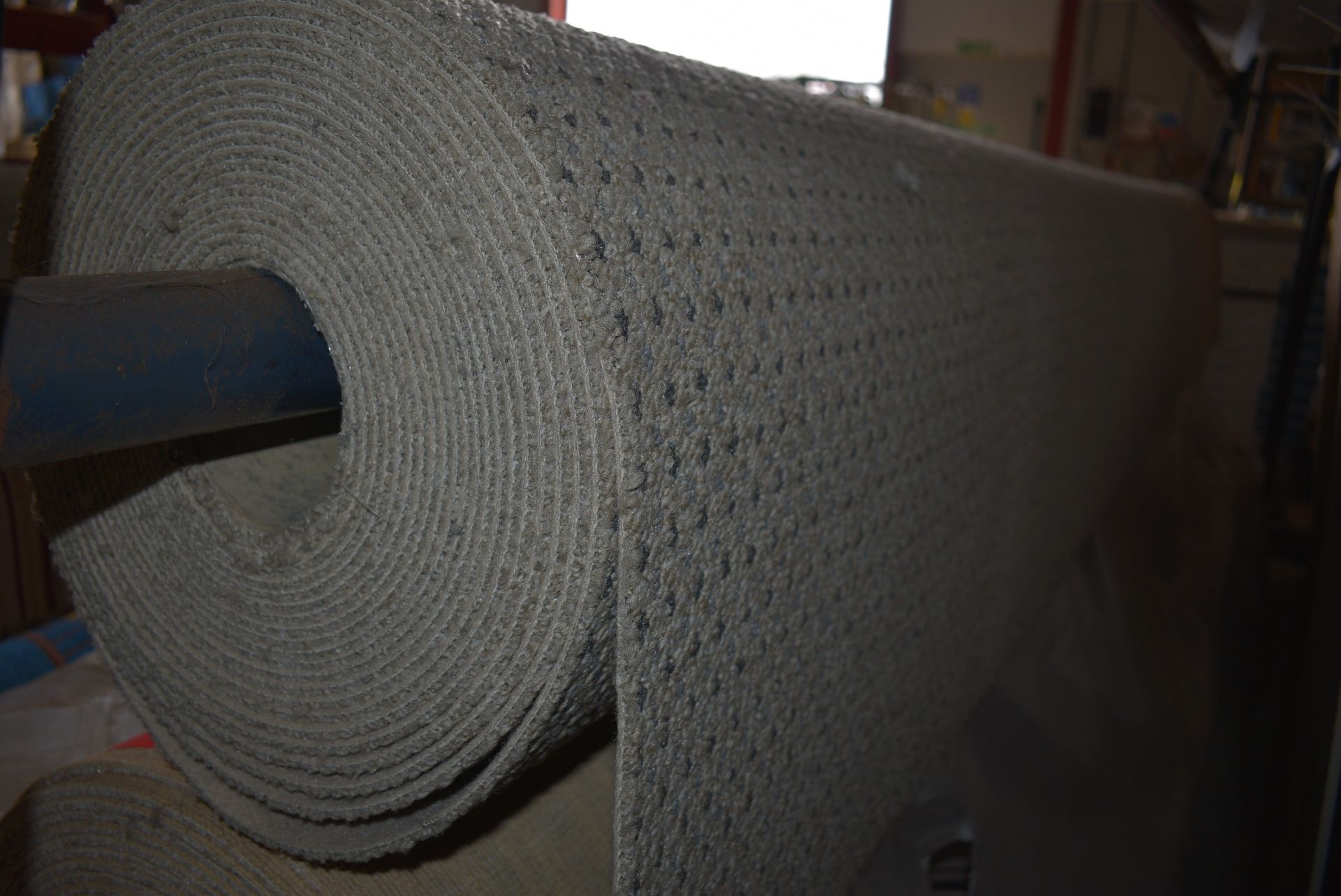 4m Wide Roll of Grey Carpet - Image 2 of 2