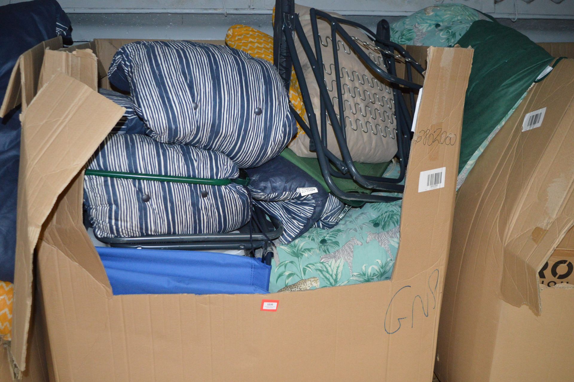 Pallet Containing Assorted Padded Garden Chairs (salvage)