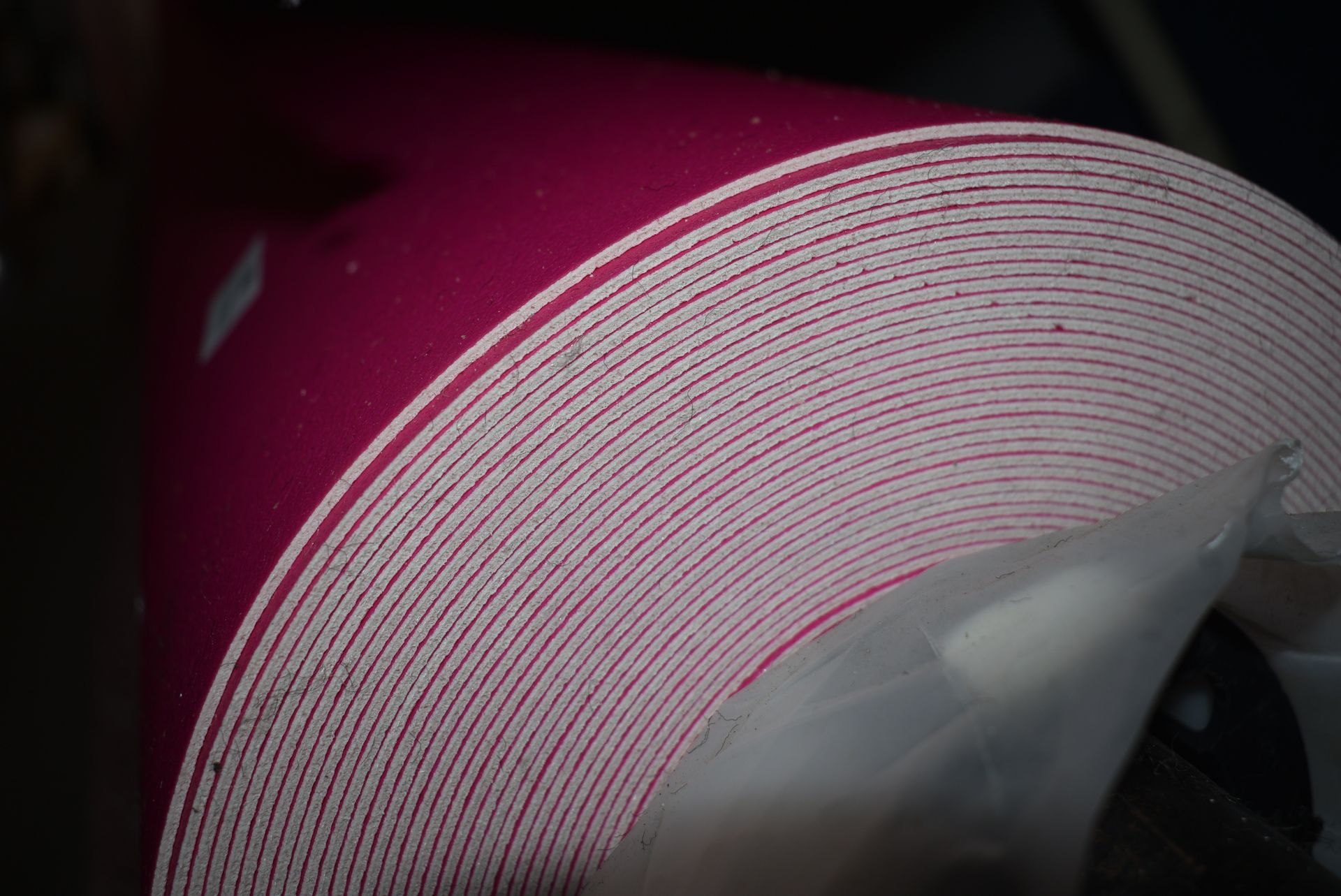4m wide Roll of Pink Vinyl Flooring - Image 2 of 2