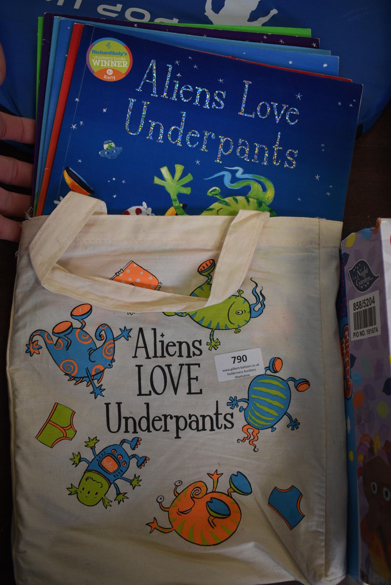 Six Aliens Love Underpants Books - Image 2 of 2