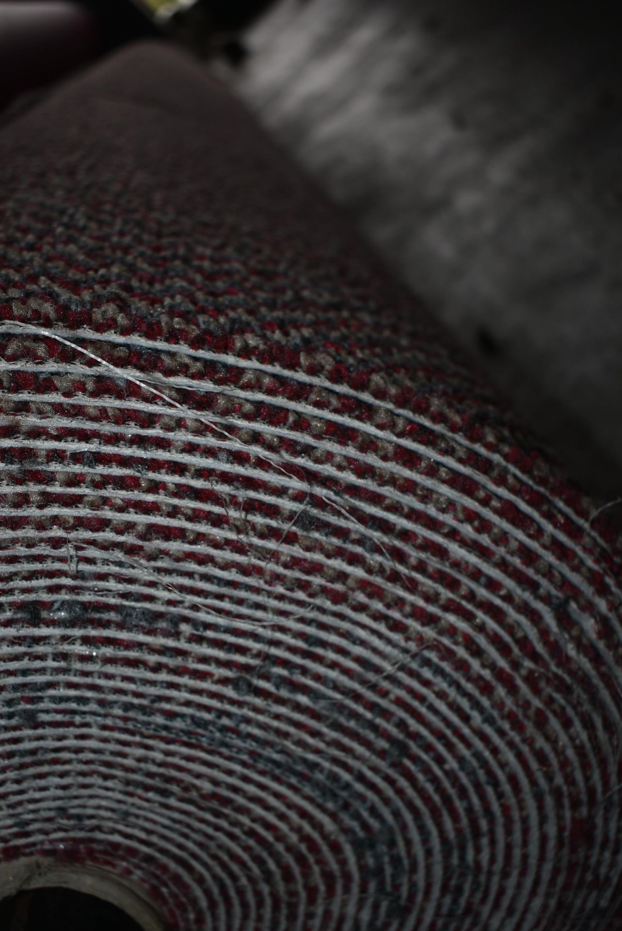 4m wide Roll of Red, Blue & Grey Speckle Carpet - Image 2 of 2