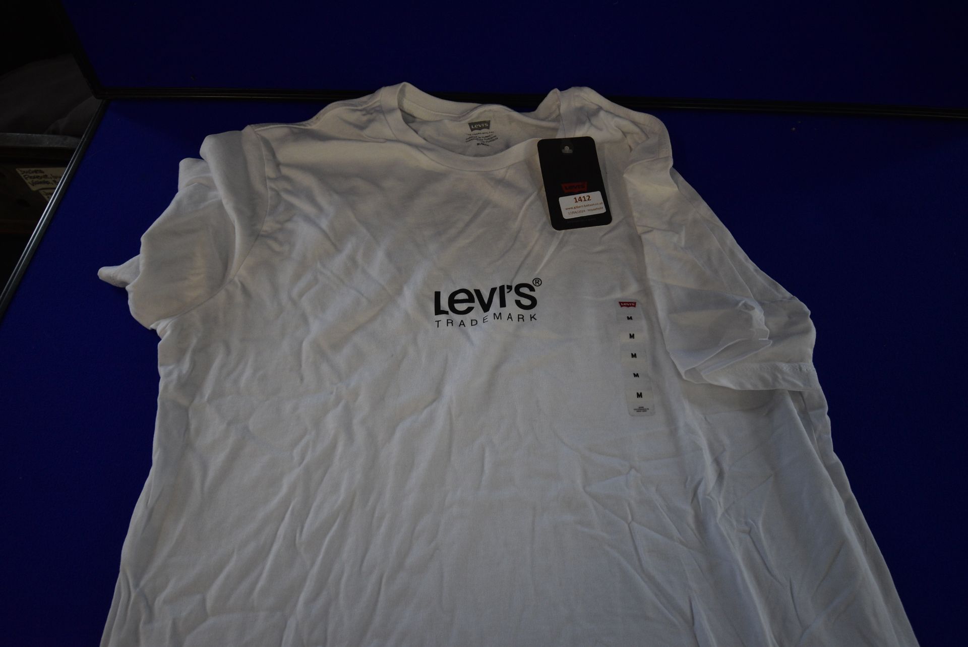 *Levi’s White T-Shirt Size: M