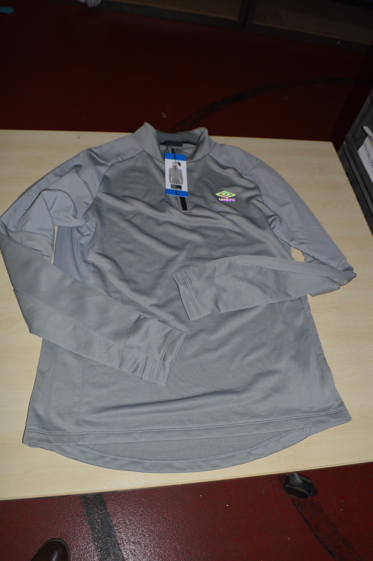 *Umbro Half-Zip Sports Top in Grey Size: L