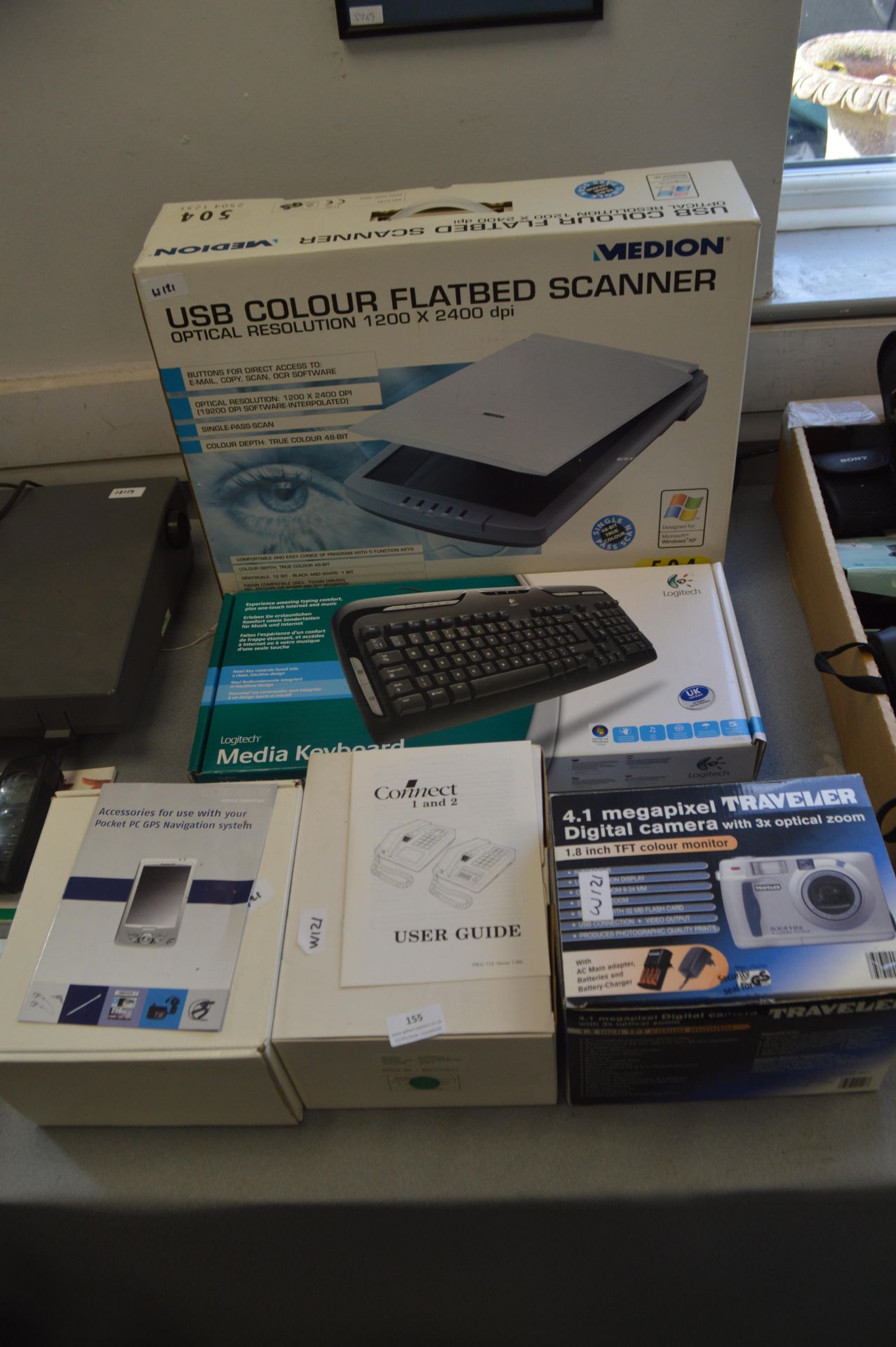 Medion Flatbed Scanner, Logitech Keyboard, Tavola