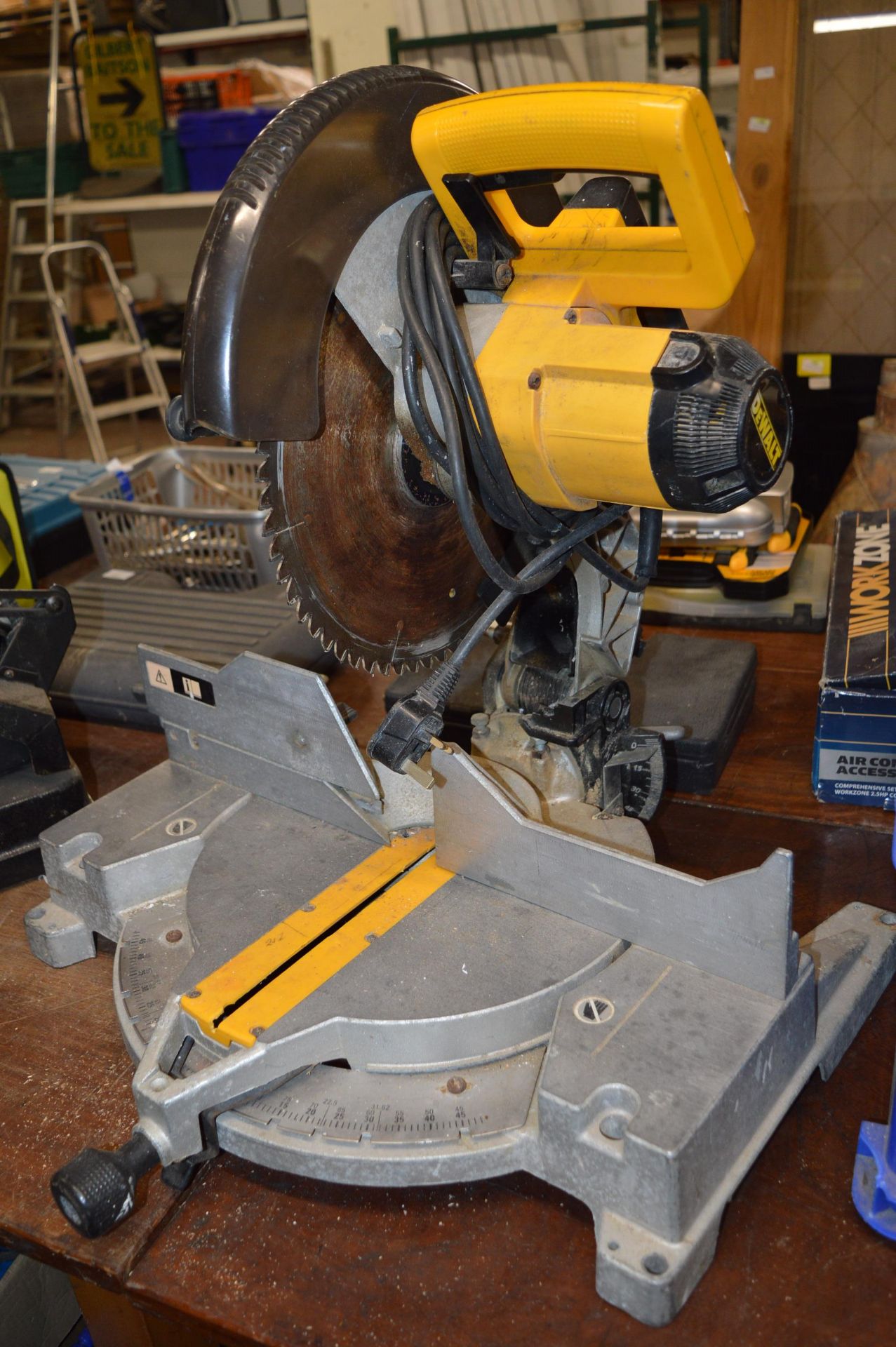 Dewalt DW705 Mitre Saw - Bild 2 aus 2