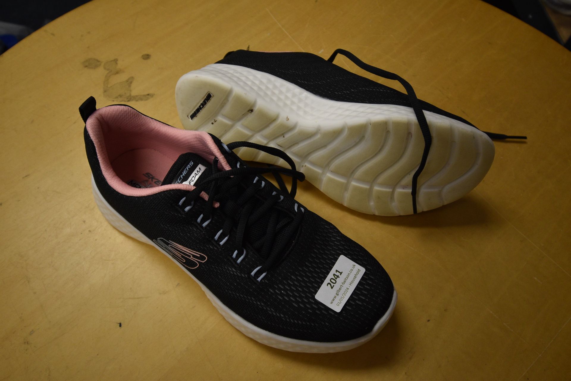 *Skechers Lite Foam Lady’s Trainers Size: 6