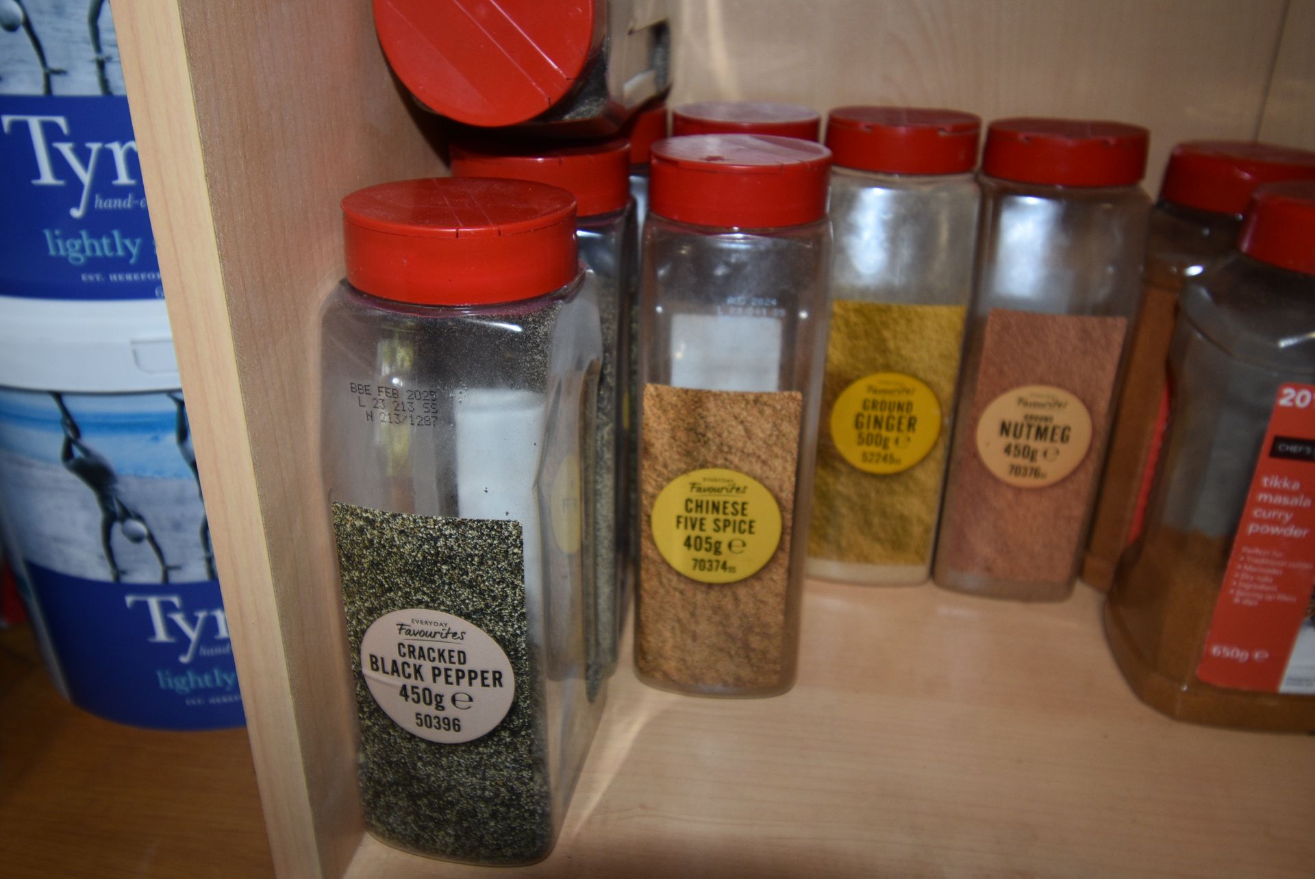 Contents of Shelf to Include Assorted Spices Including Black Pepper, Nutmeg, Ginger, etc. - Bild 2 aus 3