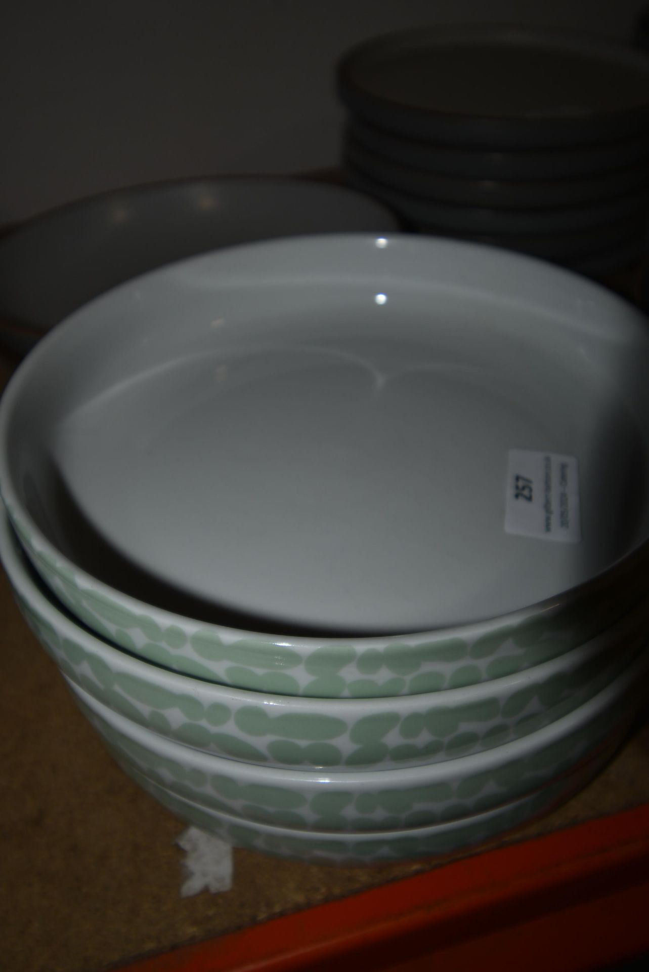 Four Habitat Circular Plates and Two Bowls - Image 2 of 3