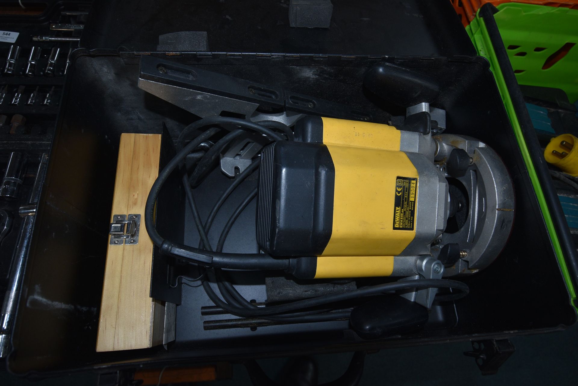 Dewalt DW625E-GB Router and a Set of Router Bits