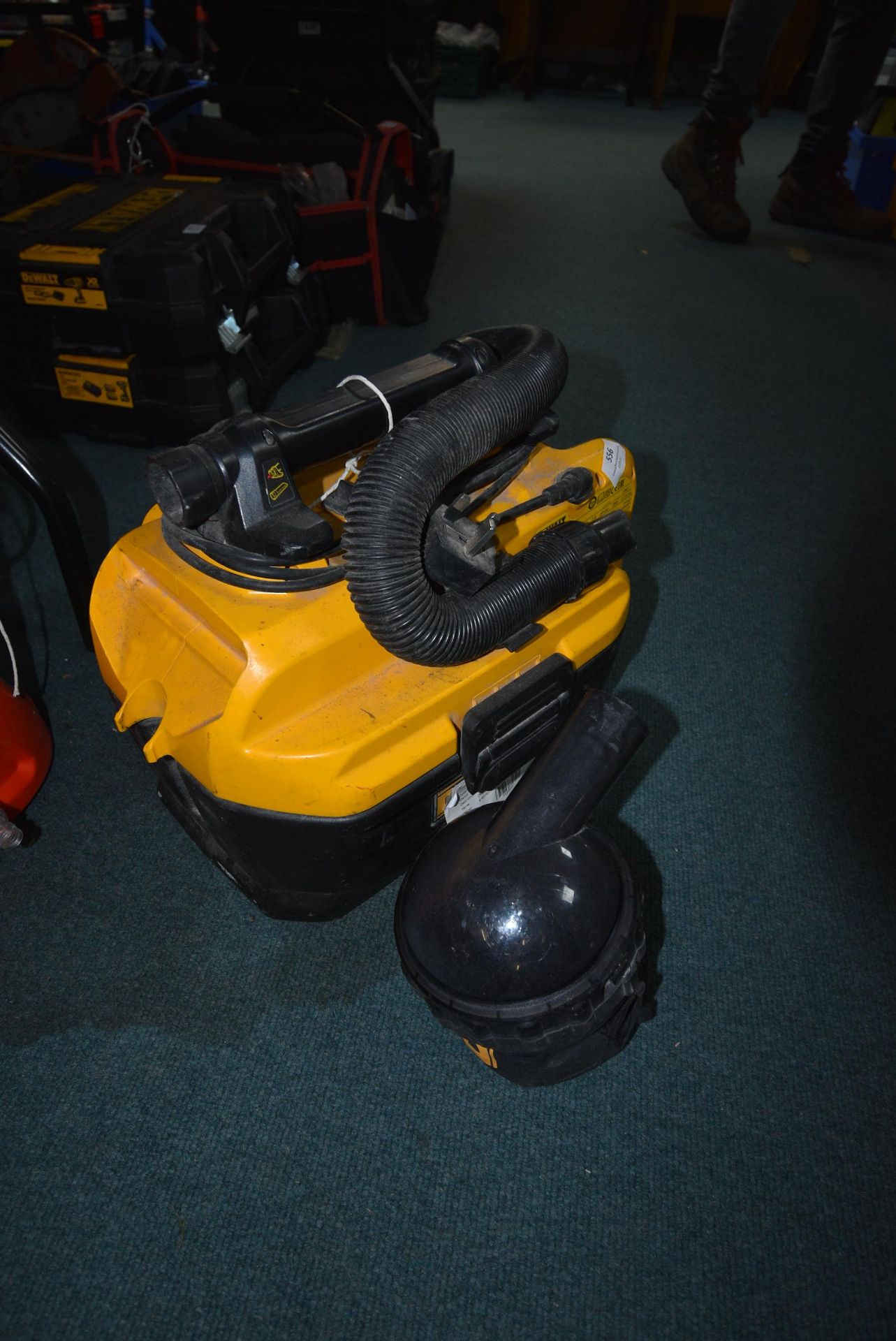 Dewalt DCV582 Cordless Vacuum (no battery) - Image 2 of 2