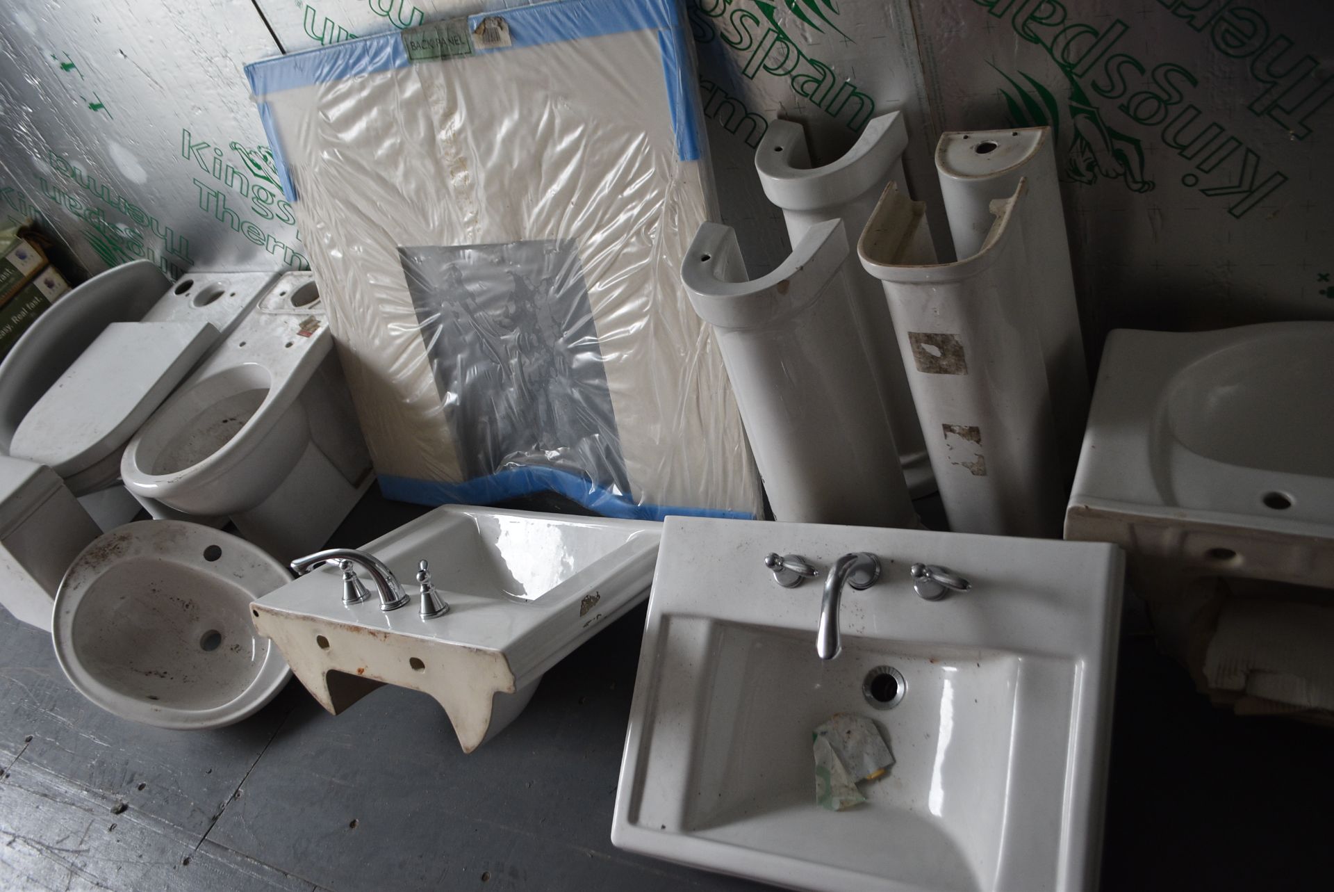 Contents of Container No.113 to Include Toilets, Baths, Floor Tiles, Sinks, etc. - Image 6 of 9