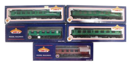 Bachmann Branchline OO gauge coaches, comprising 34-525 63ft Bulleid corridor 2nd, BR green livery,