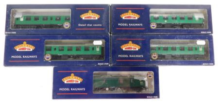 Bachmann Branchline OO gauge coaches, comprising 39-228A BR MK1 brake corridor composite BCK, malac