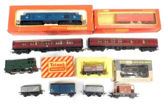 Hornby, Wrenn and other OO gauge locomotives and rolling stock, including D3035 diesel shunter, ore