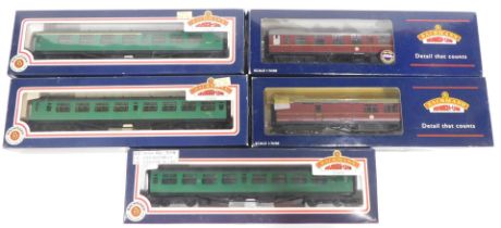 Bachmann Branchline OO gauge coaches, comprising 34-575 63ft Bulleid open 2nd, BR malachite green li