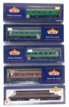 Bachmann Branchline OO gauge coaches, comprising 39-153A BR Mk 1 corridor First FK, SR green livery,