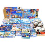 Lego System, boxed and unboxed sets, including 6662 digger, 6537 speedboat, etc. (1 tray)