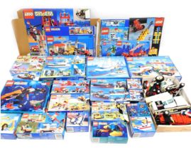 Lego System, boxed and unboxed sets, including 6662 digger, 6537 speedboat, etc. (1 tray)