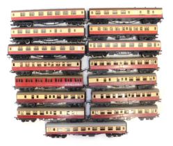 Various OO gauge carriages, to include Airfix, Mainline, etc. (1 tray)