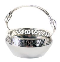 A George V silver sugar basket, with a pierced handle and border, maker TL, Sheffield 1912, 2.72oz.