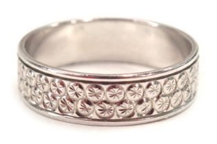 A 9ct white gold wedding band, of etched circular two row design, ring size T, 3.5g.