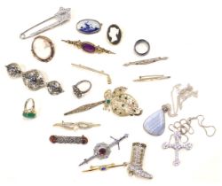 A group of assorted costume jewellery, to include brooches, silver chains, necklaces, etc. (a quanti