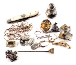 Assorted jewellery and trinkets, comprising a silver acorn miniature pepper pot, 4.6g, a hoop link b