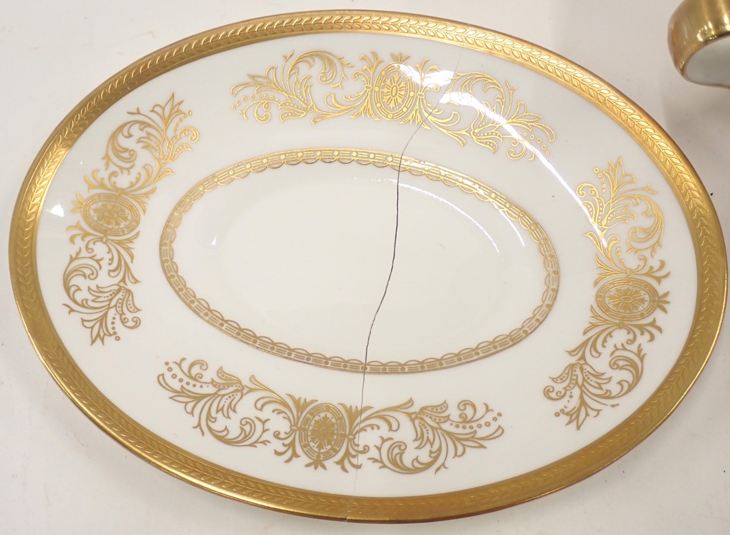 An Aynsley Imperial Gold pattern part dinner service, comprising two tureens and covers, oval servin - Image 5 of 5