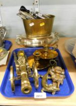 Brasswares, comprising tabletop cannon, two dwarf candlesticks, imp door knocker, lizard cutlery, et