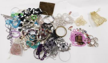 Assorted costume jewellery and effects, comprising hair grips, bangles, dress rings, etc. (1 box)