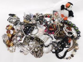 Assorted costume jewellery and effects, comprising hunky beaded necklaces, puffin, etc. (1 tray)