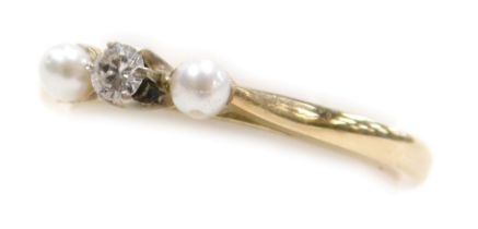 A diamond and pearl three stone ring, set in yellow metal, size O, 2.6g.