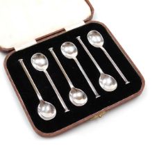 A set of six George V silver seal top coffee spoons, cased, Sheffield 1925, 1.40oz.