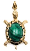 A 9ct gold and malachite pendant, formed as a terrapin, with a loop suspension, 6.2g.