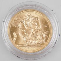 A Queen Elizabeth II Gillick full gold sovereign 1957, with certificate, boxed, 8.0g.