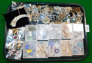 Costume jewellery necklaces and brooches. (1 tray)