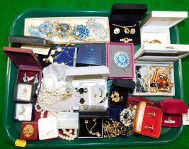 Costume jewellery including rings, brooches etc. (1 tray)