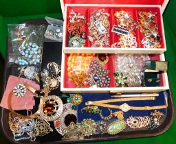 Costume jewellery including brooches, necklaces, pendants, etc. (a quantity)