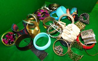A selection of bangles. (1 box)