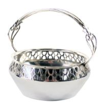 A George V silver sugar basket, with a pierced handle and border, maker TL, Sheffield 1912, 2.72oz.