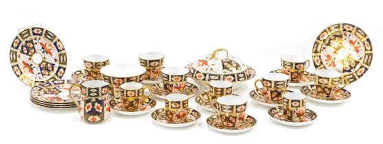 A Royal Crown Derby Imari pattern part tea service, to include seven tea cups, four coffee cans, sau