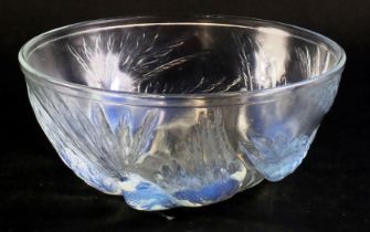 A Jobling style art glass bowl, decorated with doves, unmarked, 19cm diameter.