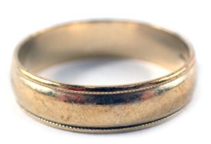 A 9ct gold wedding band, with beaded border, ring size R½, 3.3g.