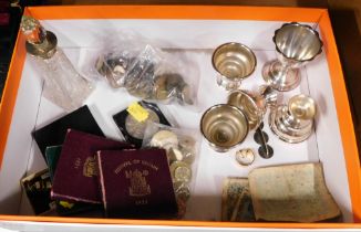 Coins and trinkets, comprising Festival of Britain commemorative coins, loose banknotes, coin brooch