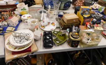 Ceramics and household wares, cabinet plates, vases, money banks, tins, Wallace and Gromit shaving s