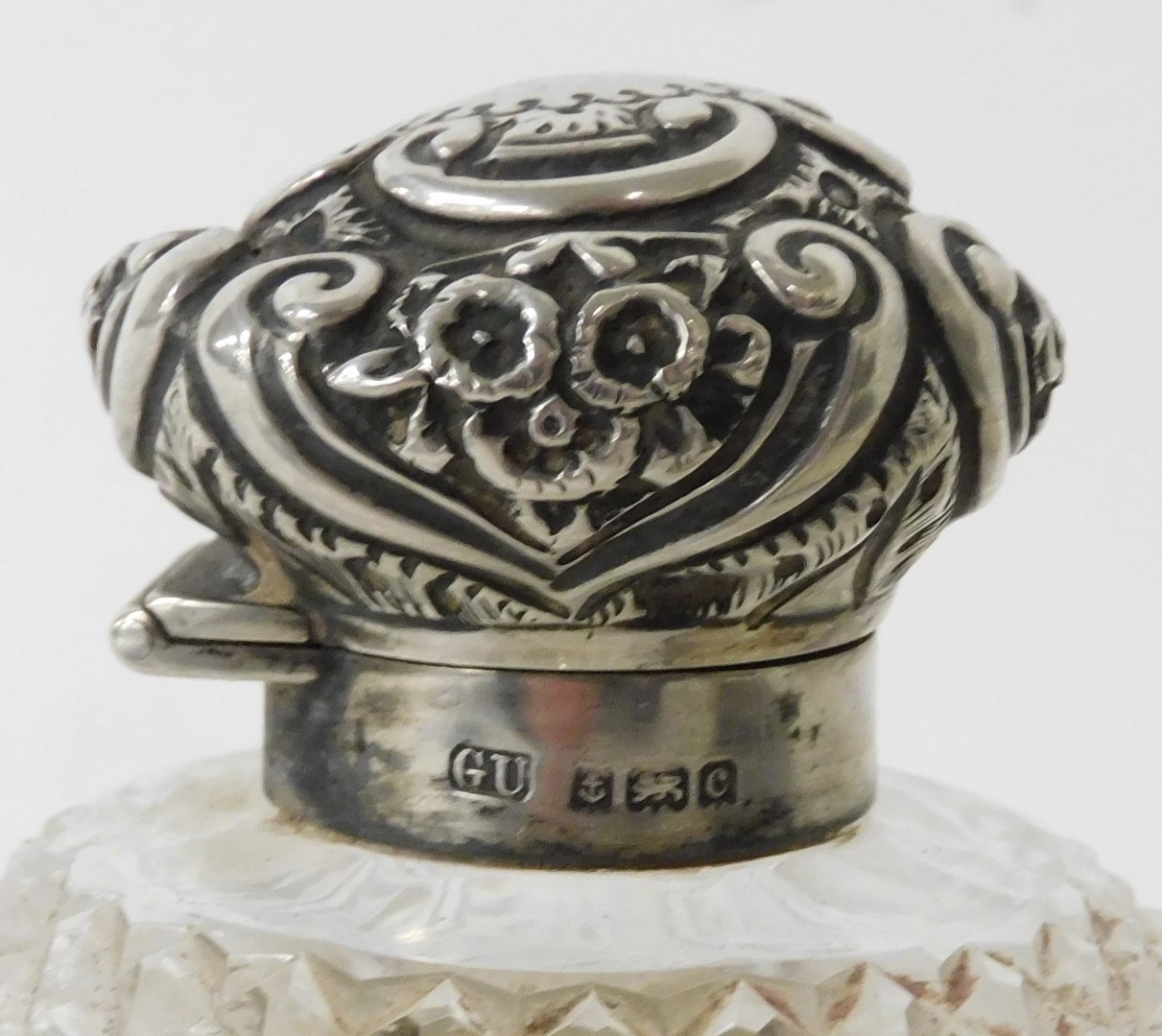 A group of small silver, to include an Edward VII cut glass silver topped scent bottle, of globular - Image 3 of 4